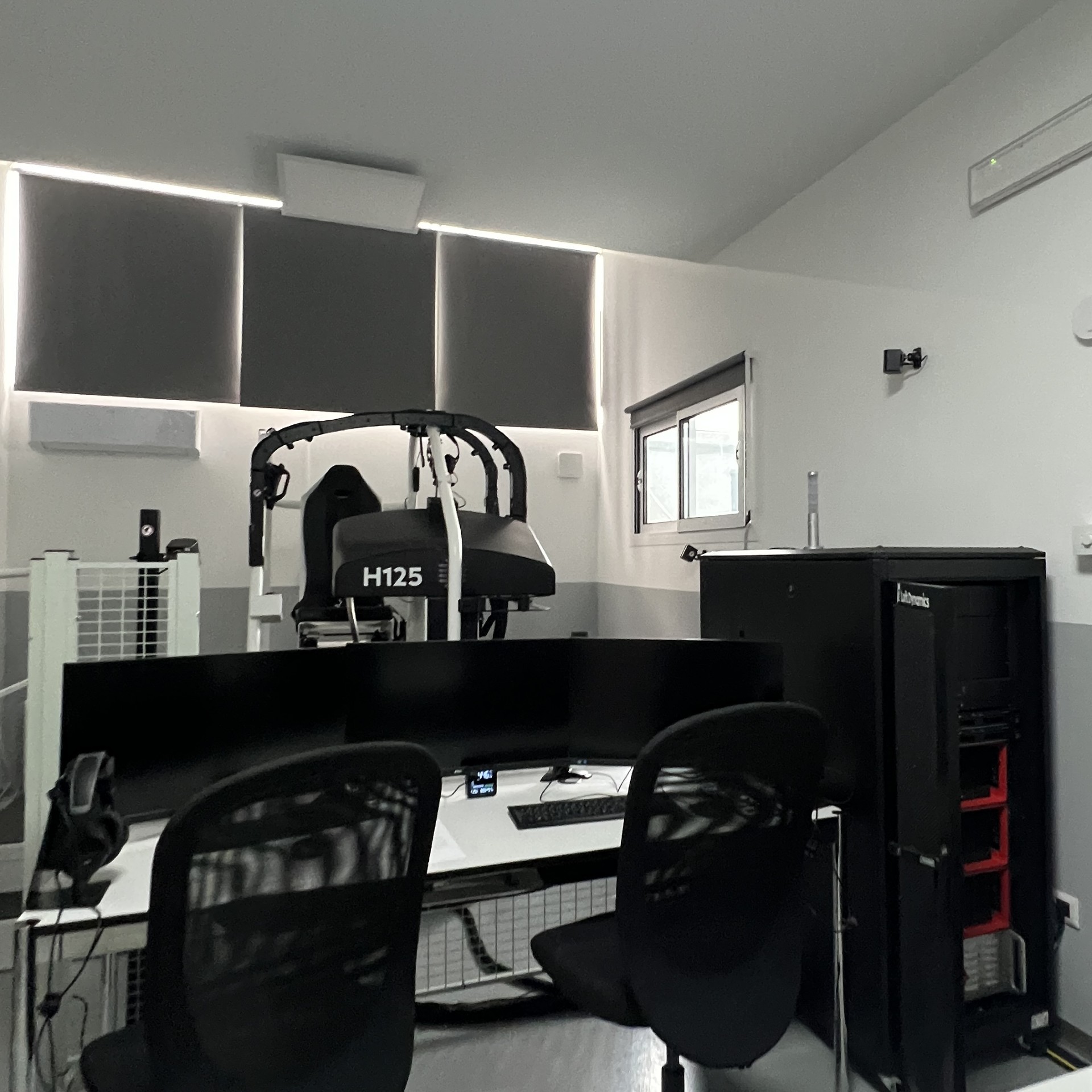 Dettaglio comandi simulatore elicottero H125 - Flight simulator controls close-up