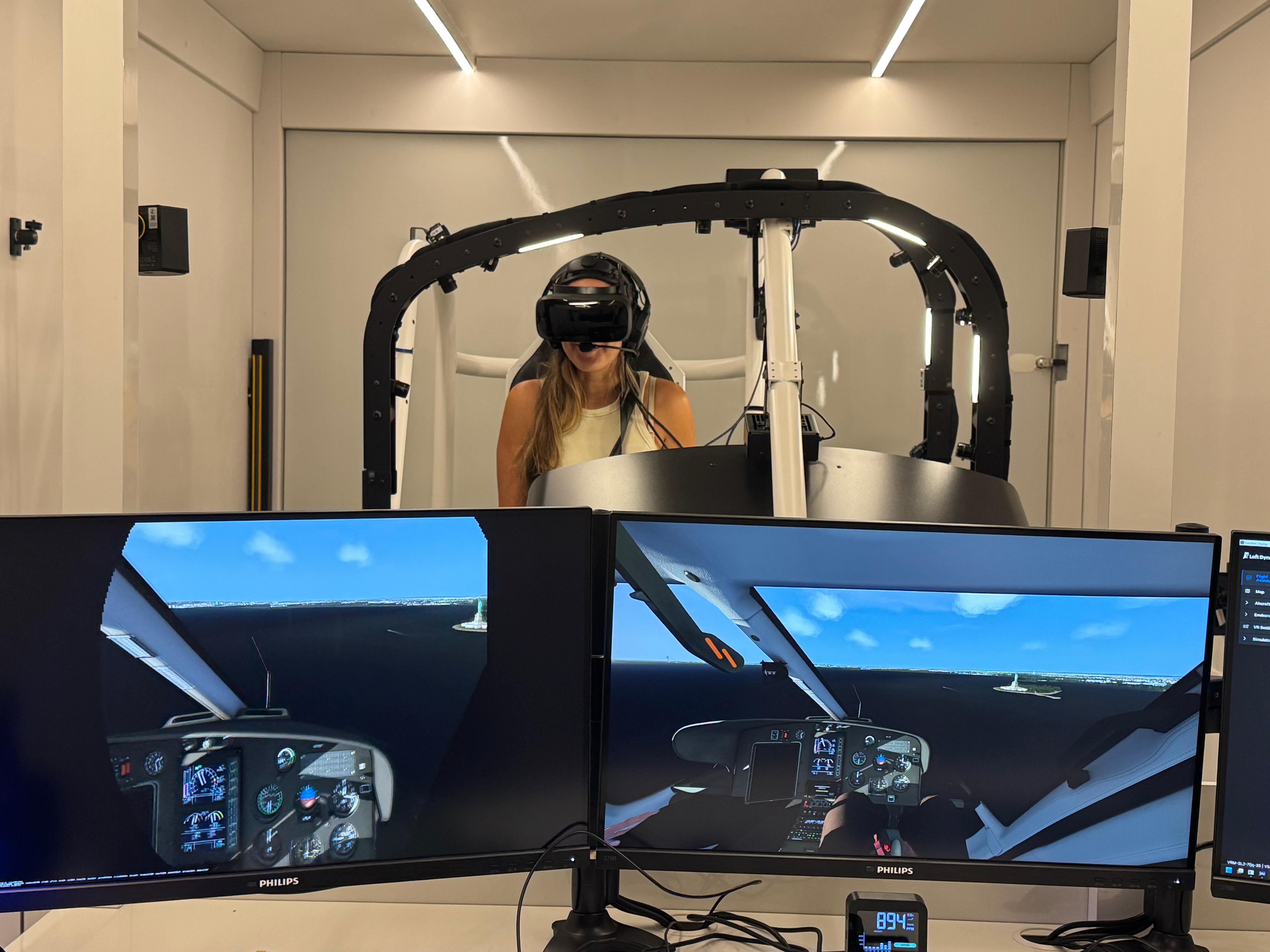 Elicottero Airbus H125 AS350 B3e in volo - Helicopter flight training